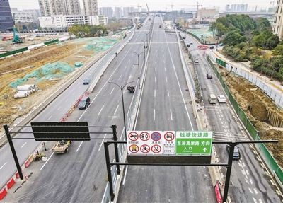 新增南向东,东向南两条定向匝道,实现了机场公路与风情快速路之间的