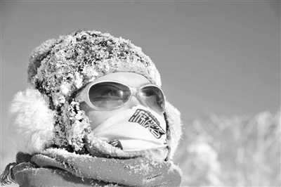 雪地撒欢乐趣多别忘提防雪盲症