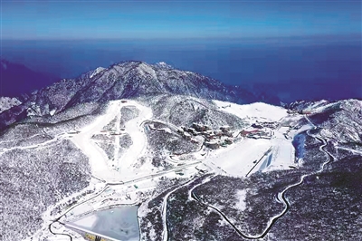 安吉云上草原景区滑雪场同时可容纳上万人滑雪