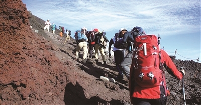 富士山人多得像迪士尼 今夏6.5万人登顶